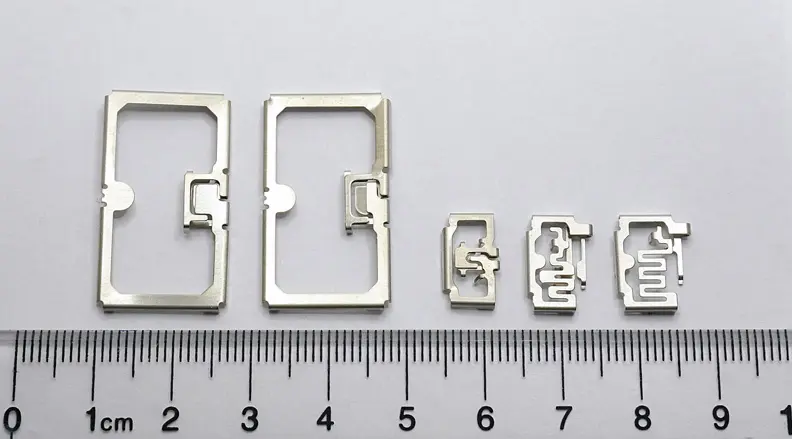 Five omni antennas arranged side by side above a ruler, which measures the length from 0 to 10 cm.